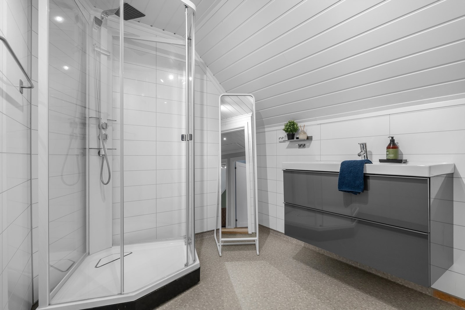 Badet i 2. etasje har baderomsplater på vegger og malte plater i taket. På gulvet er det vinylbelegg. Galleribilde
