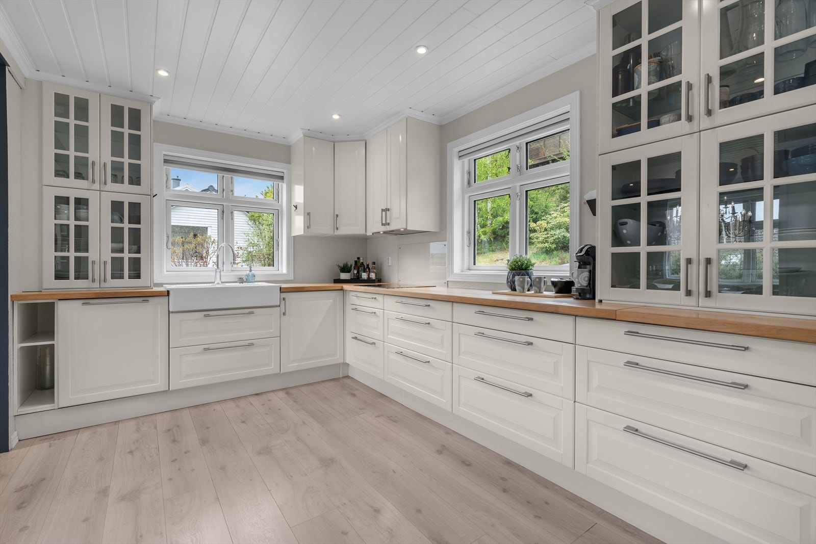 Innredningen har profilerte fronter og en slitesterk benkeplate i laminat. Kjøkkenventilatoren har avtrekk ut, noe som sikrer god luft under matlagingen. Galleribilde