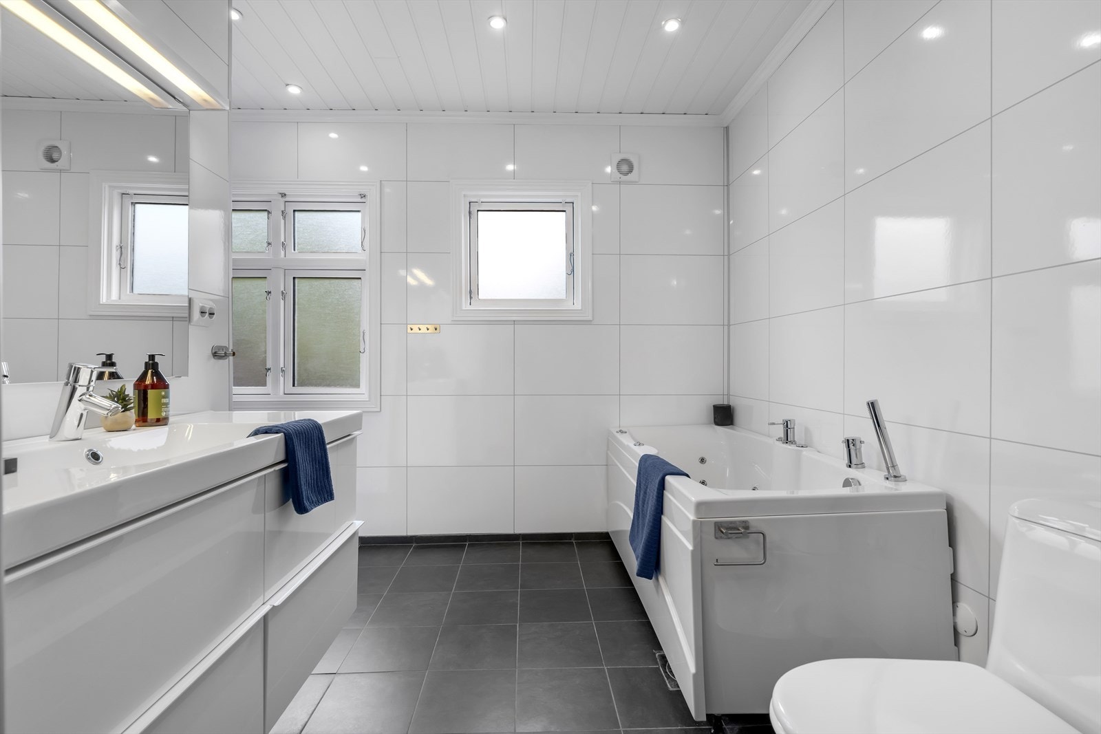 Badet i 1. etasje er praktisk utformet med flislagt gulv og behagelige, elektriske varmekabler. Galleribilde