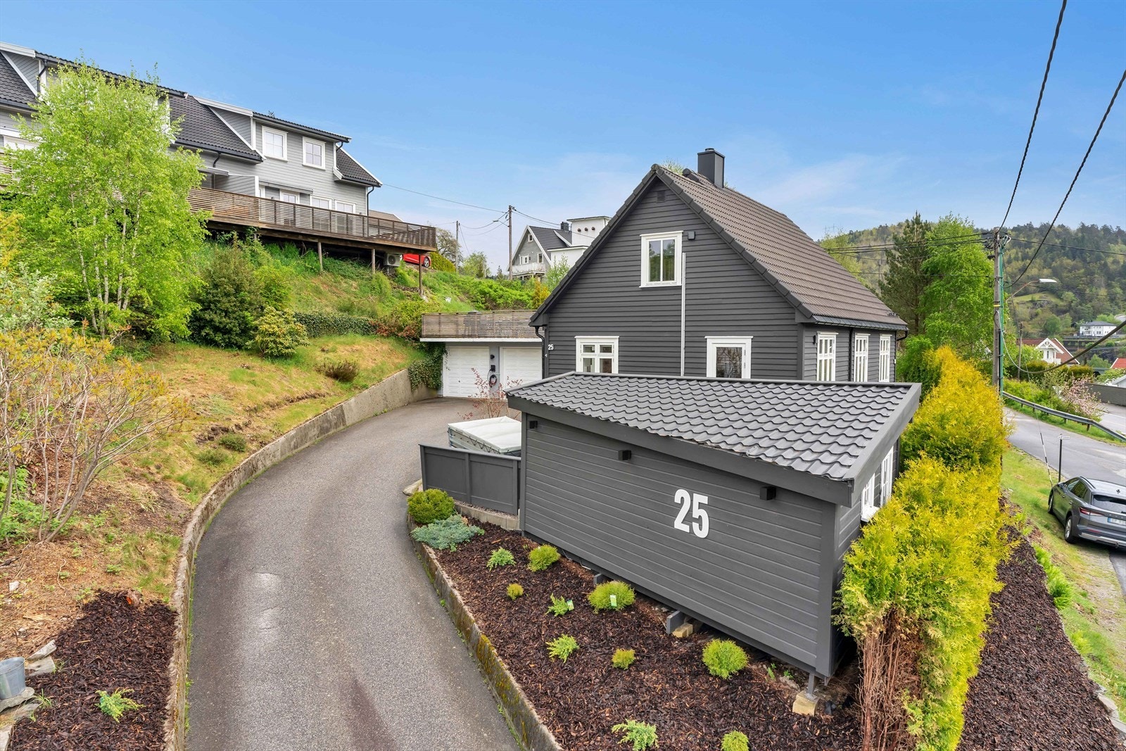 Eiendommen ligger i et rolig, naturskjønt område med gangavstand til Mosby oppvekstsenter, butikk og det populære Moseid bakeri. Galleribilde