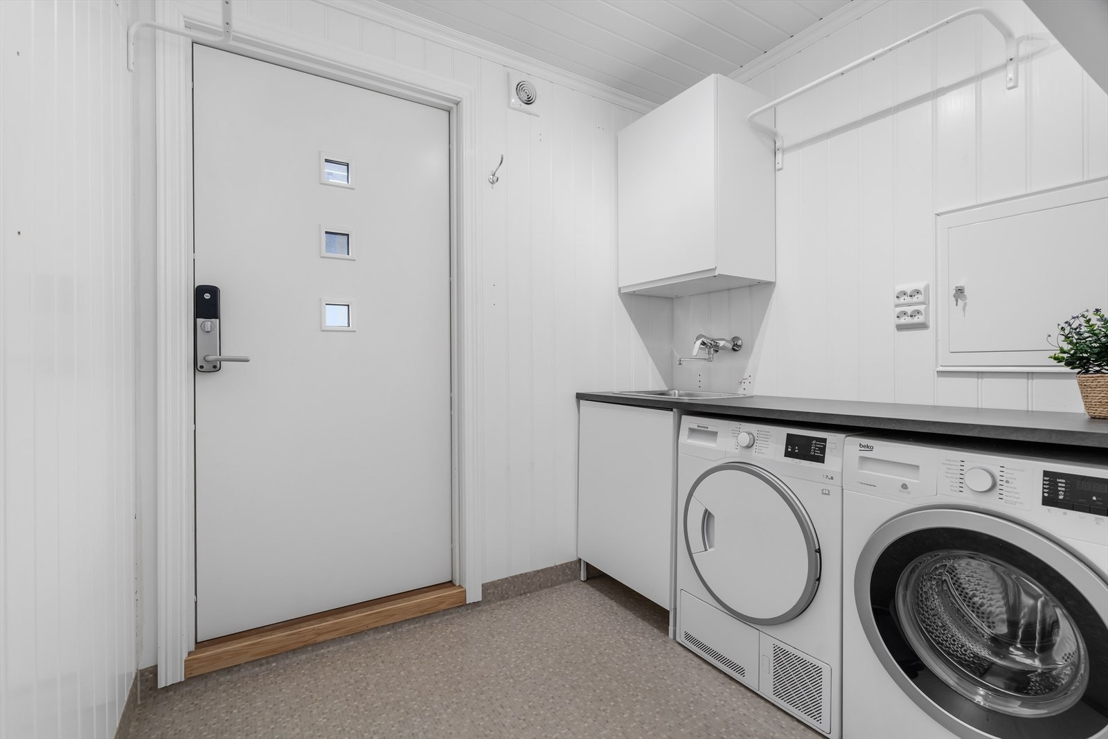 Vaskerommet har innredning med nedfelt servant og opplegg for vaskemaskin, samt elektrisk styrt vifte. Et velorganisert vaskerom for en enklere og mer effektiv hverdag. Galleribilde