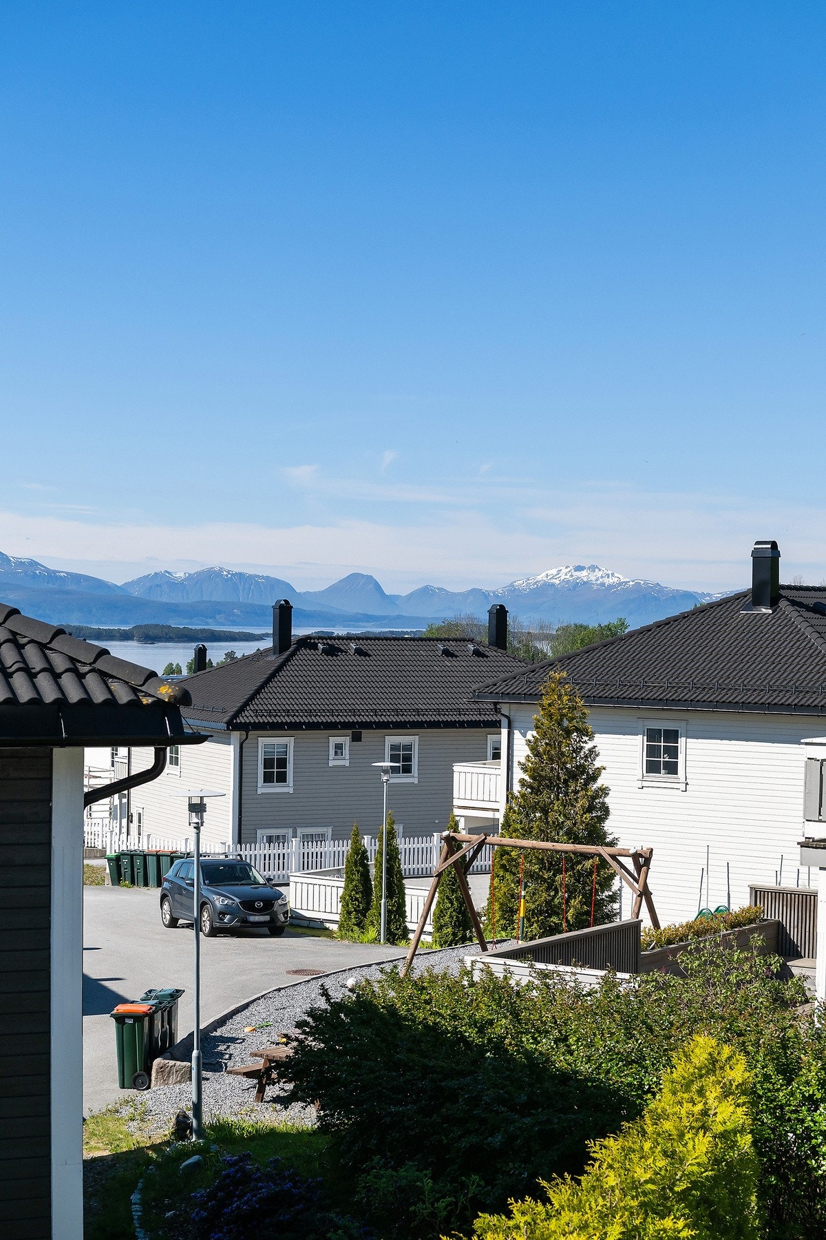 Fra 2. etasje er det noe utsikt til fjellene på andre siden av fjorden. Galleribilde