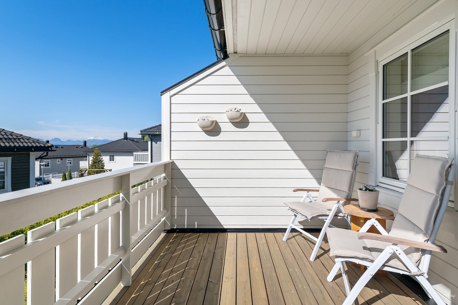 Fra stuen i 2. etasje er det utgang til romslig, sørvendt veranda. Galleribilde