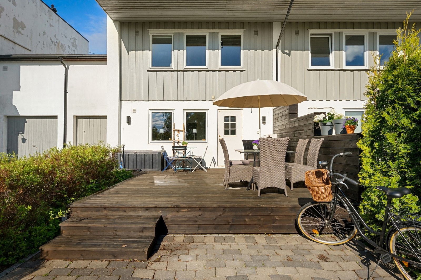 Separat inngangsparti til boligens underetasje - Pent opparbeidet platting mot vest på ca. 22 m². Galleribilde