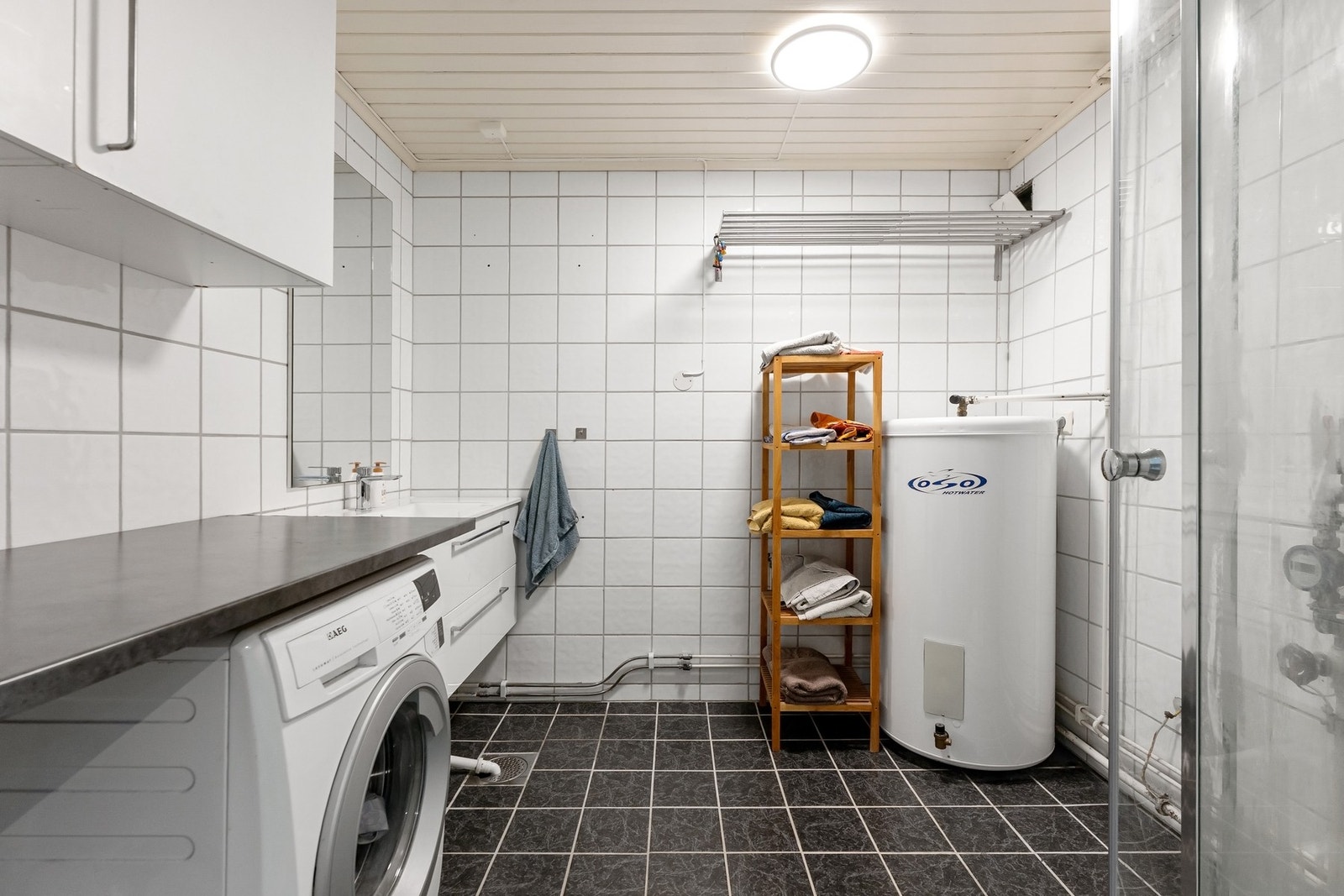 Romslig baderom i underetasjen - Opplegg for vaskemaskin. Galleribilde