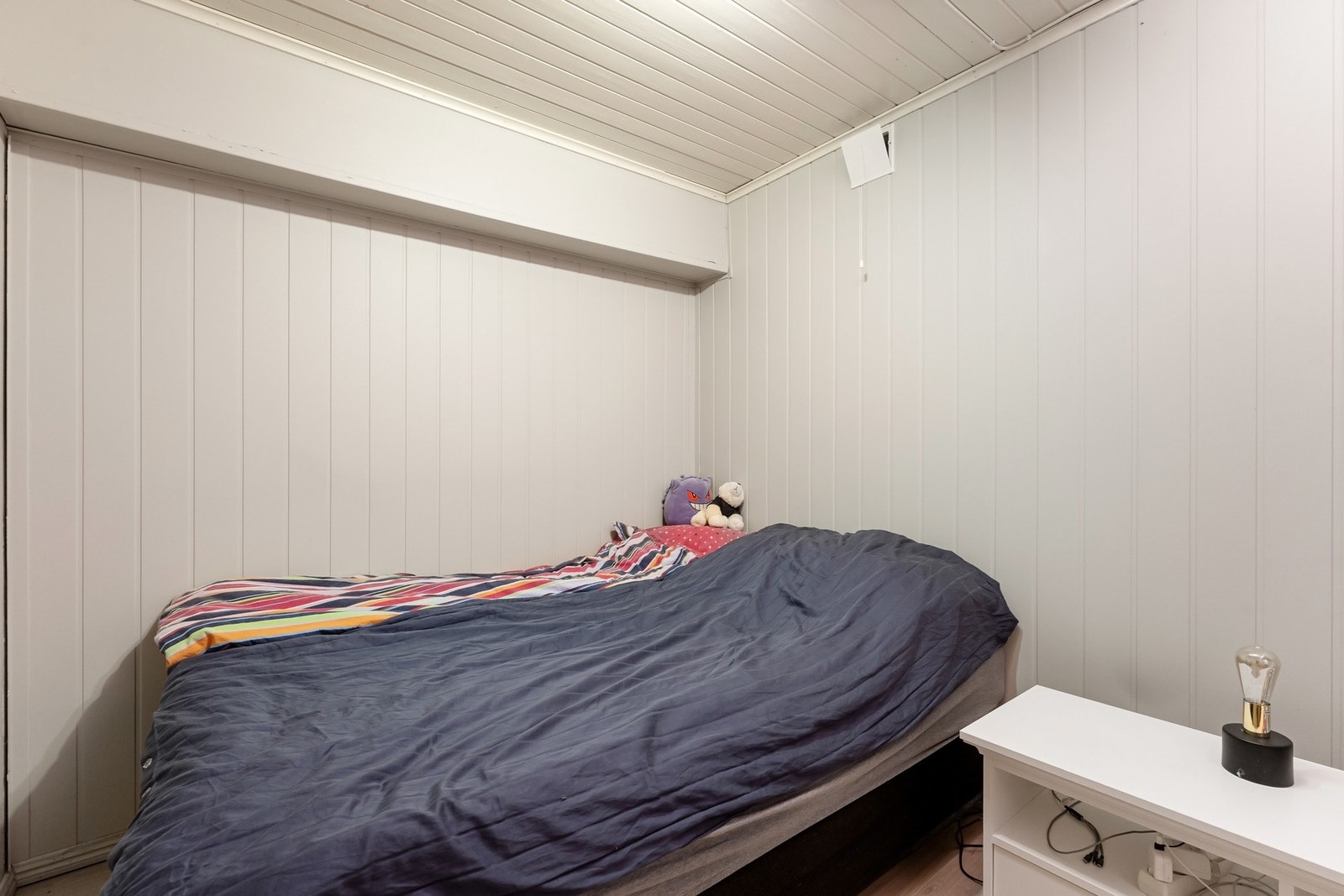 Rommet er i dag innredet som soverom, men byggemeldt som bod og er ikke godkjent for varig opphold. Galleribilde