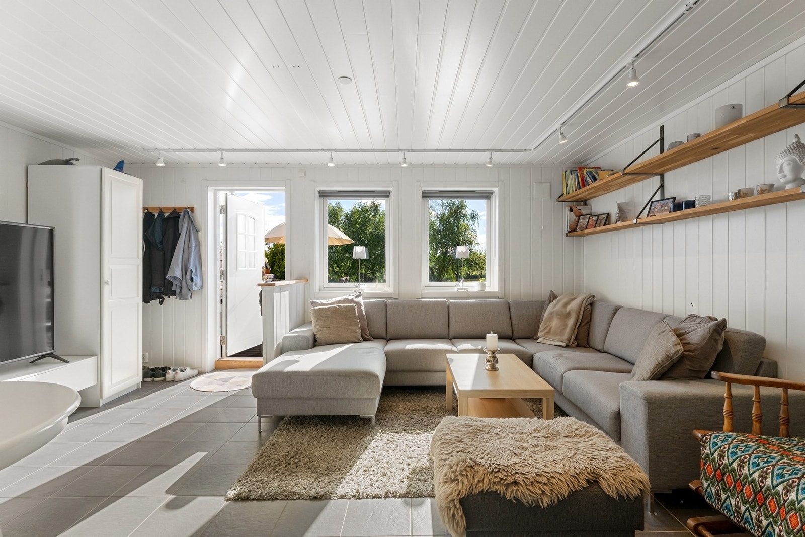 Kjellerstue med egen adkomst og uteplass - Etasjen byr på fleksible bruksmuligheter. Galleribilde