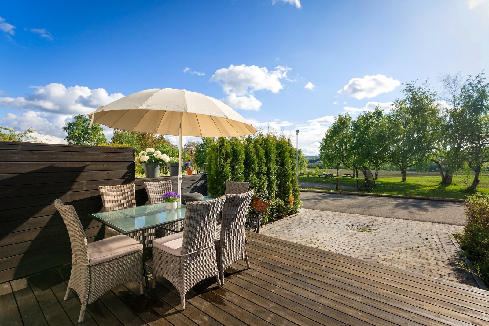Glimrende solforhold med sol fra ettermiddag til solnedgang midtsommers. Stenbelagt plass med ekstra parkering utenfor terrassen. Galleribilde