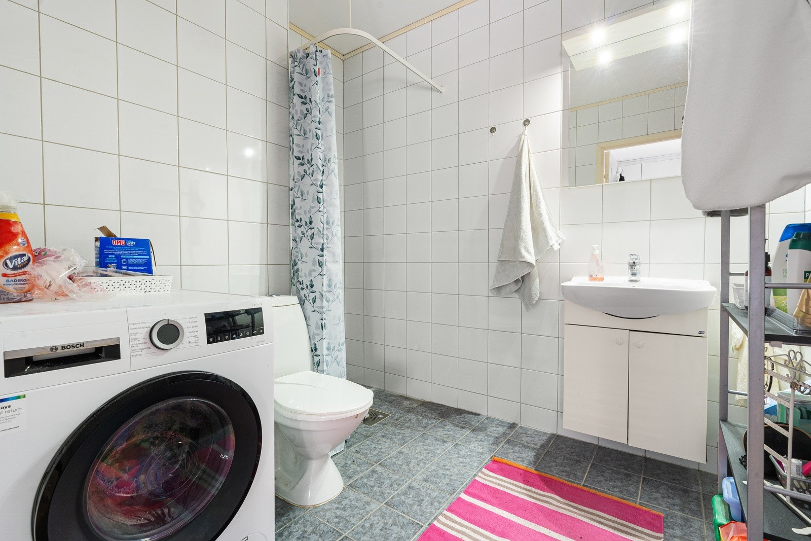 Baderommet er praktisk utformet med plass til alle dagligdagse gjøremål, opplegg til vaskemaskin gir enkelhet i hverdagen.