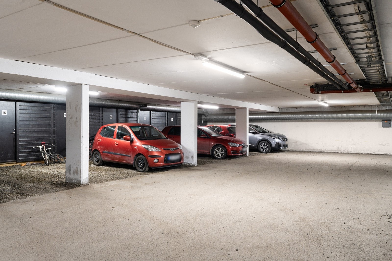 Parkering i felles garasjeanlegg med fast biloppstillingsplass, det er også en tilhørende bod i garasjeanlegget.