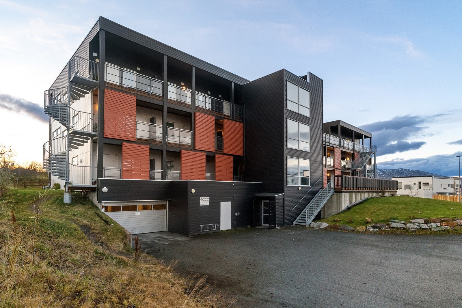Leiligheten ligger i et rolig og familievenlig område med kort vei til barnehage, og gangavstand til skole, butikk og fotballbane.