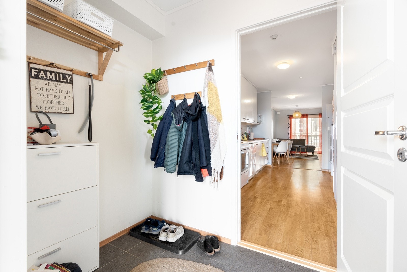 Velkommen inn! Romslig inngangsparti med god plass til å henge fra seg yttertøyet.