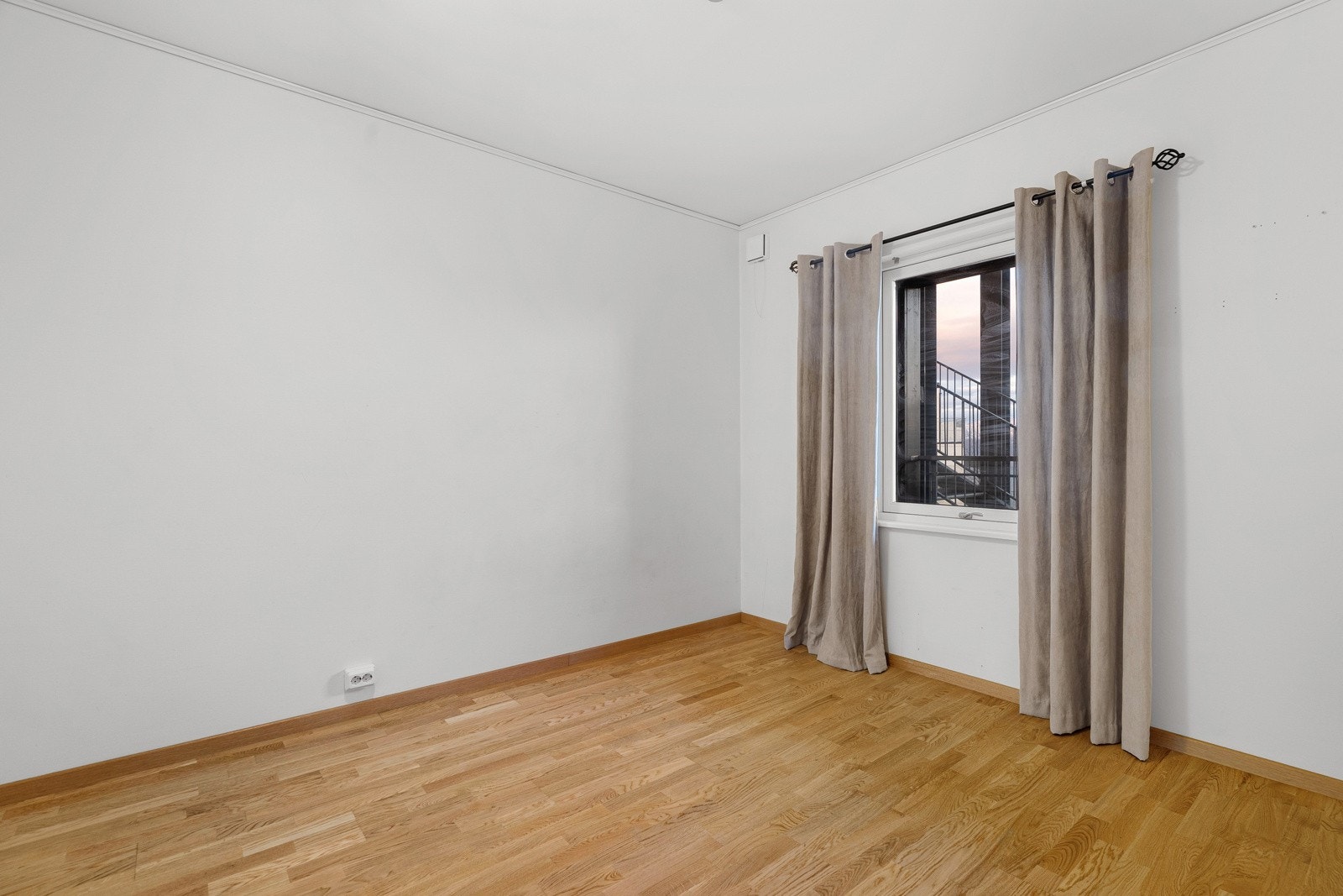 Leiligheten har 2 praktiske soverom med naturlig lys og mulighet for garderobe løsning.
