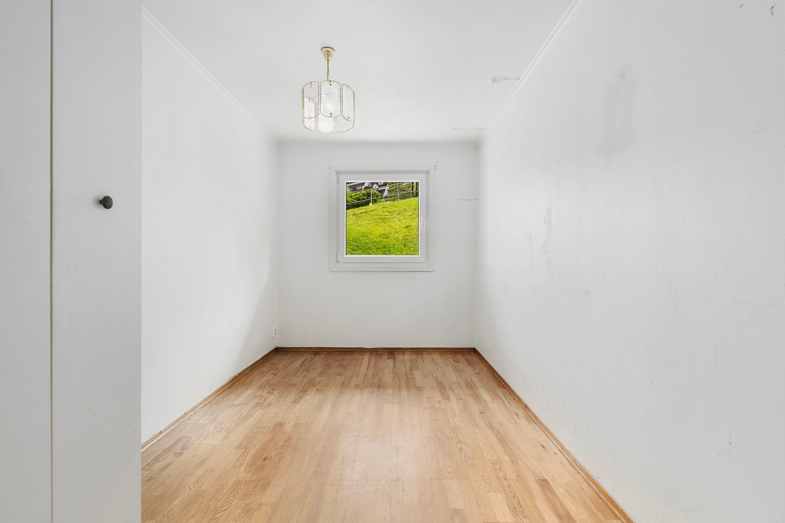 Lyst og hyggelig soverom med plass til både seng, skrivebord og oppbevaring. Galleribilde
