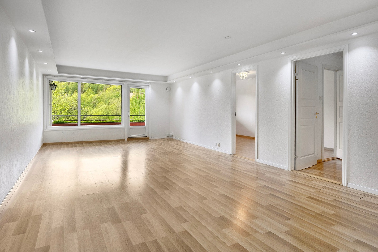 Fra stuen er det direkte utgang til en hyggelig balkong med plass til sittegruppe. Galleribilde