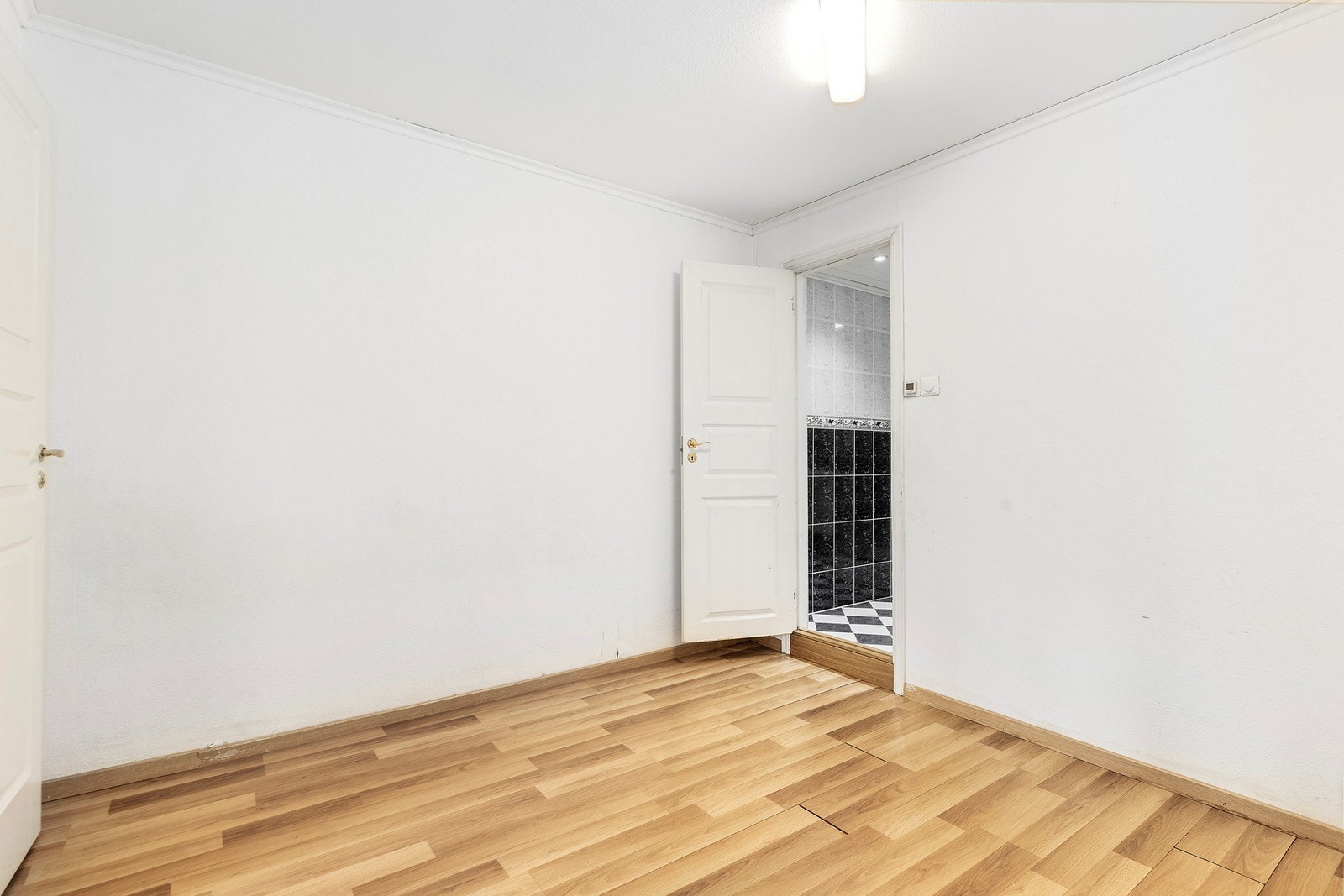 Videre til et av boligens bad. Galleribilde