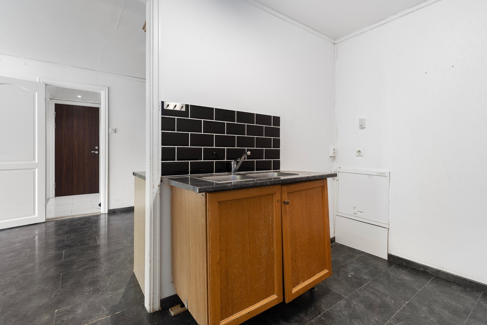 Godt med skap- og benkeplass for oppbevaring og matlaging. Galleribilde