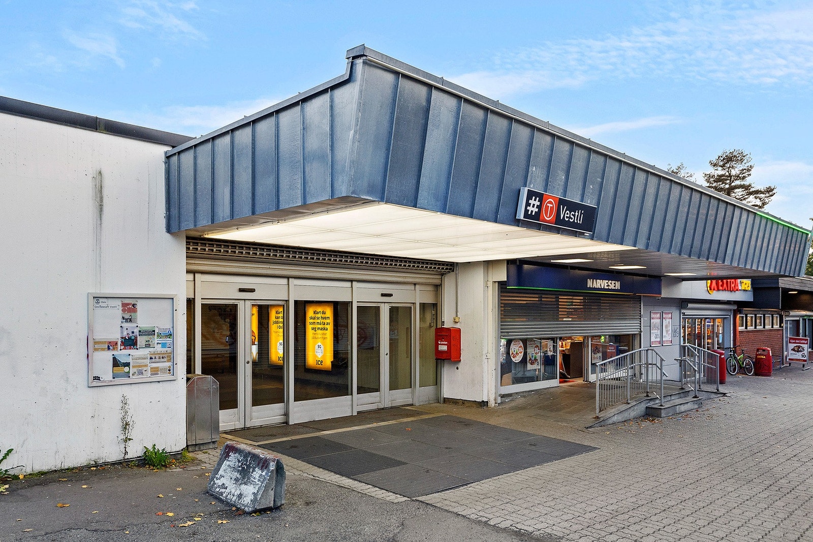 Vestli T-banestasjon, her går linje 4 og 5 med hyppige avganger til sentrum og Bergkrystallen. Galleribilde