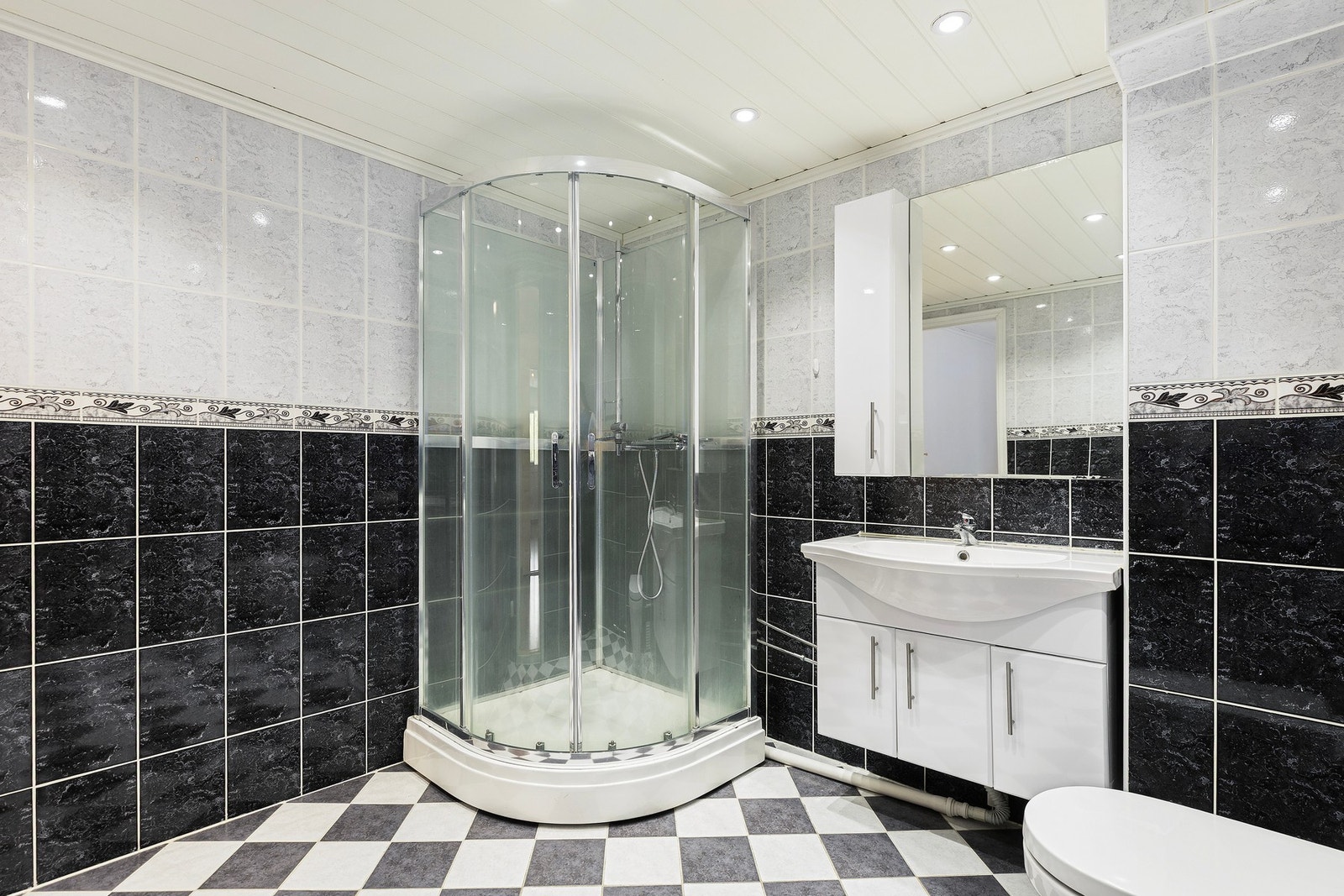 Badet er innredet med servantseksjon med oppbevaringsmuligheter. Galleribilde