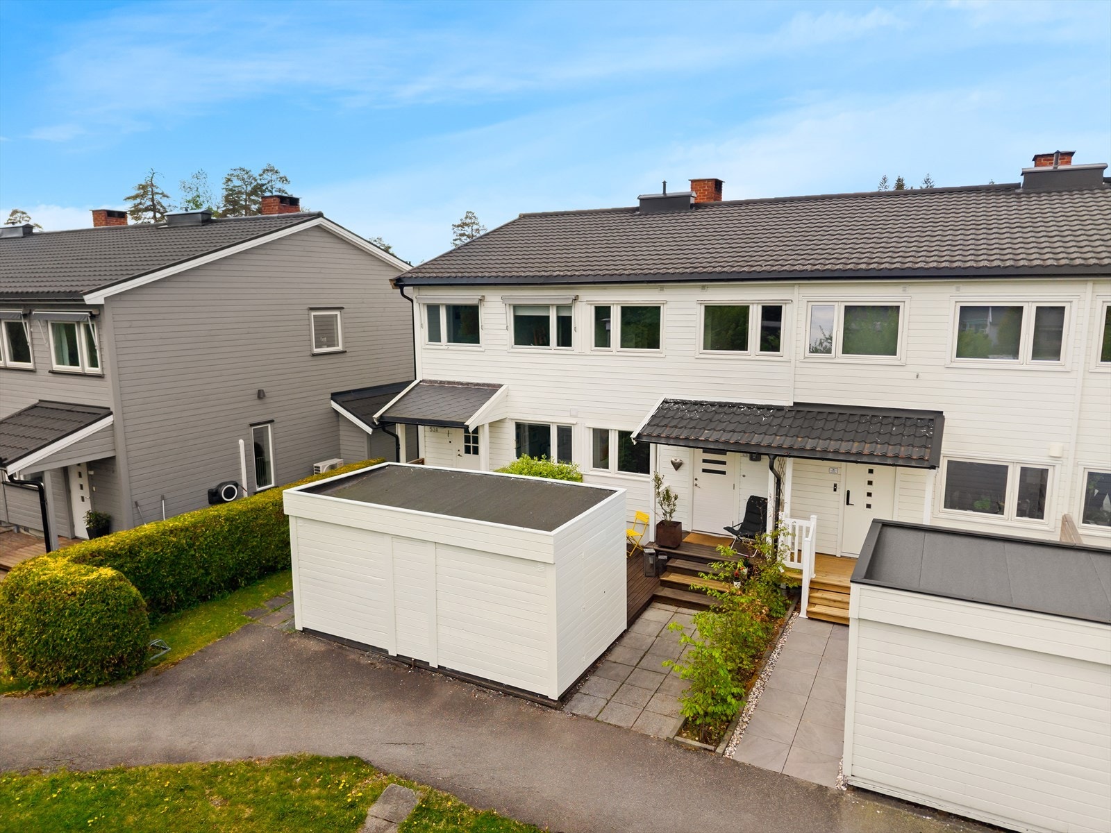 Hyggelig inngangsparti med flott morgensol Galleribilde