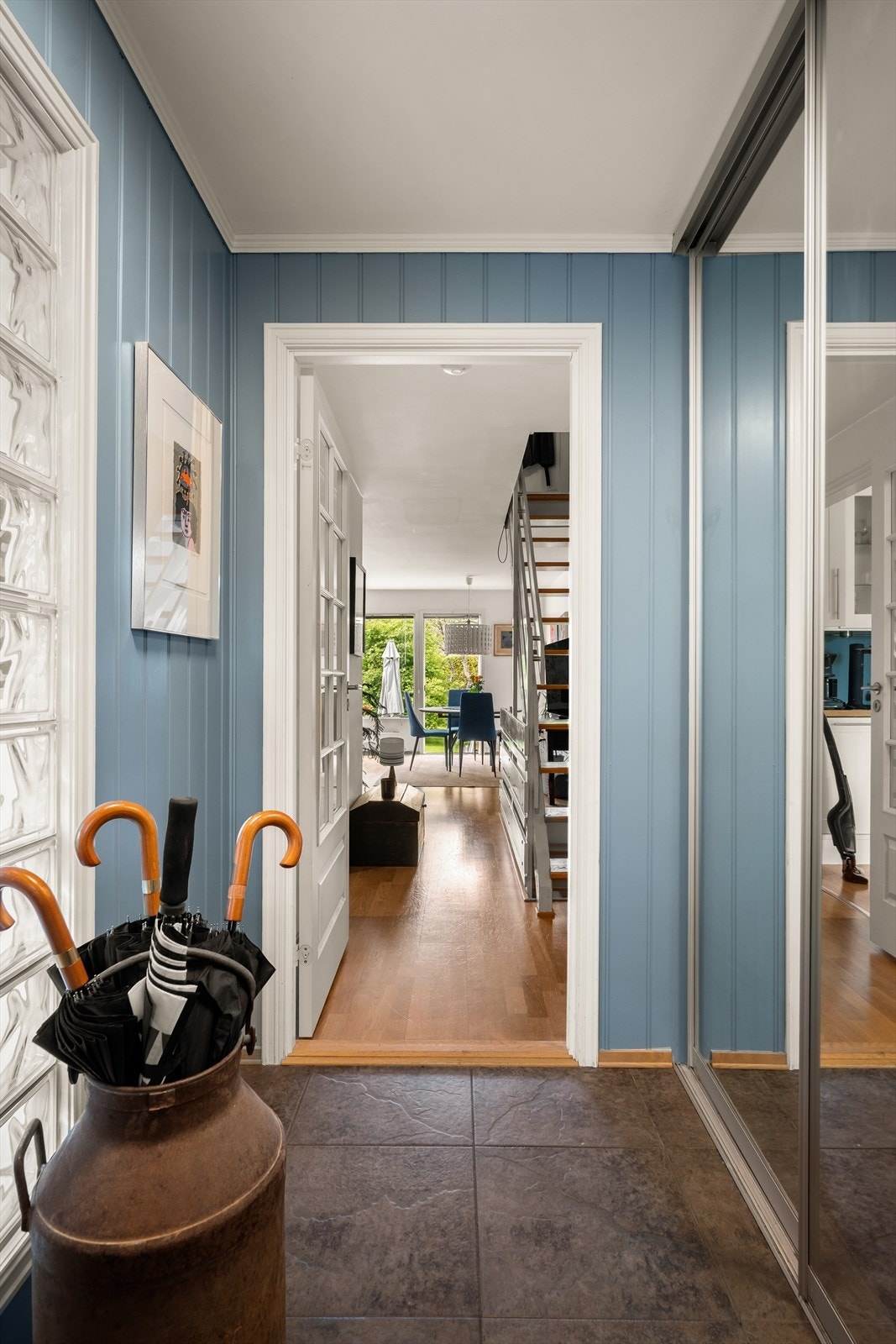 Flislagt entré med skyvedørsgarderobe Galleribilde