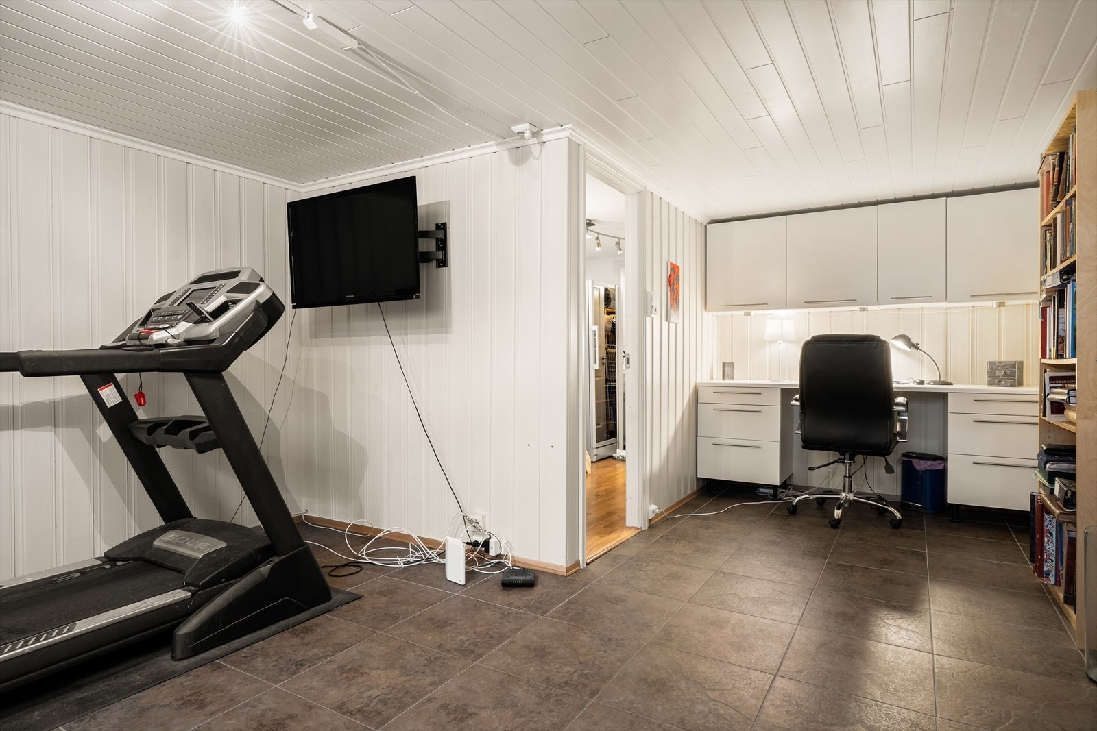 Rom innredet som kjellerstue og hjemmekontor Galleribilde