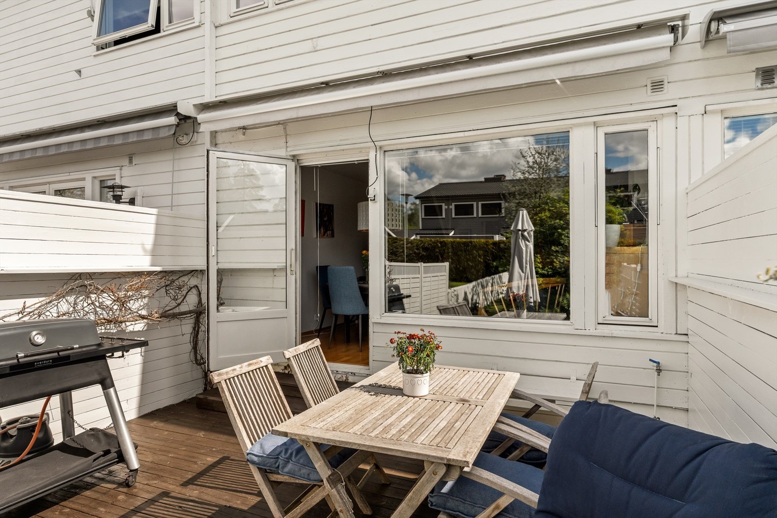 Solrik og vestvendt terrasse/hage Galleribilde