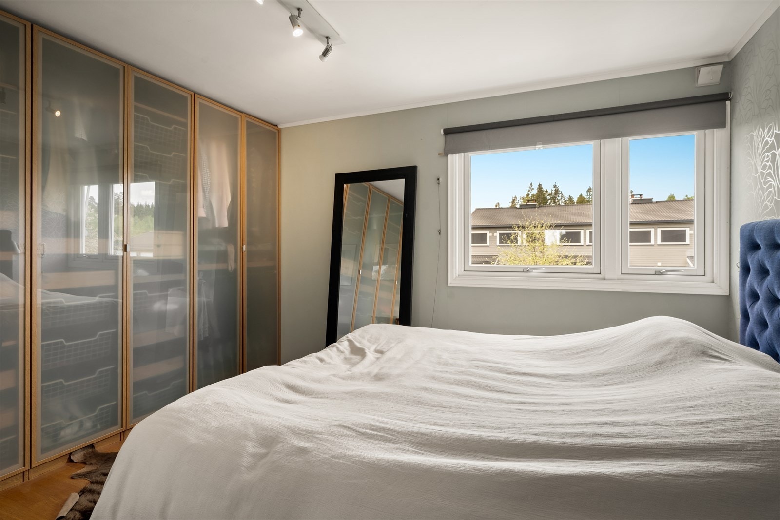 Hovedsoverom med stor garderobe Galleribilde