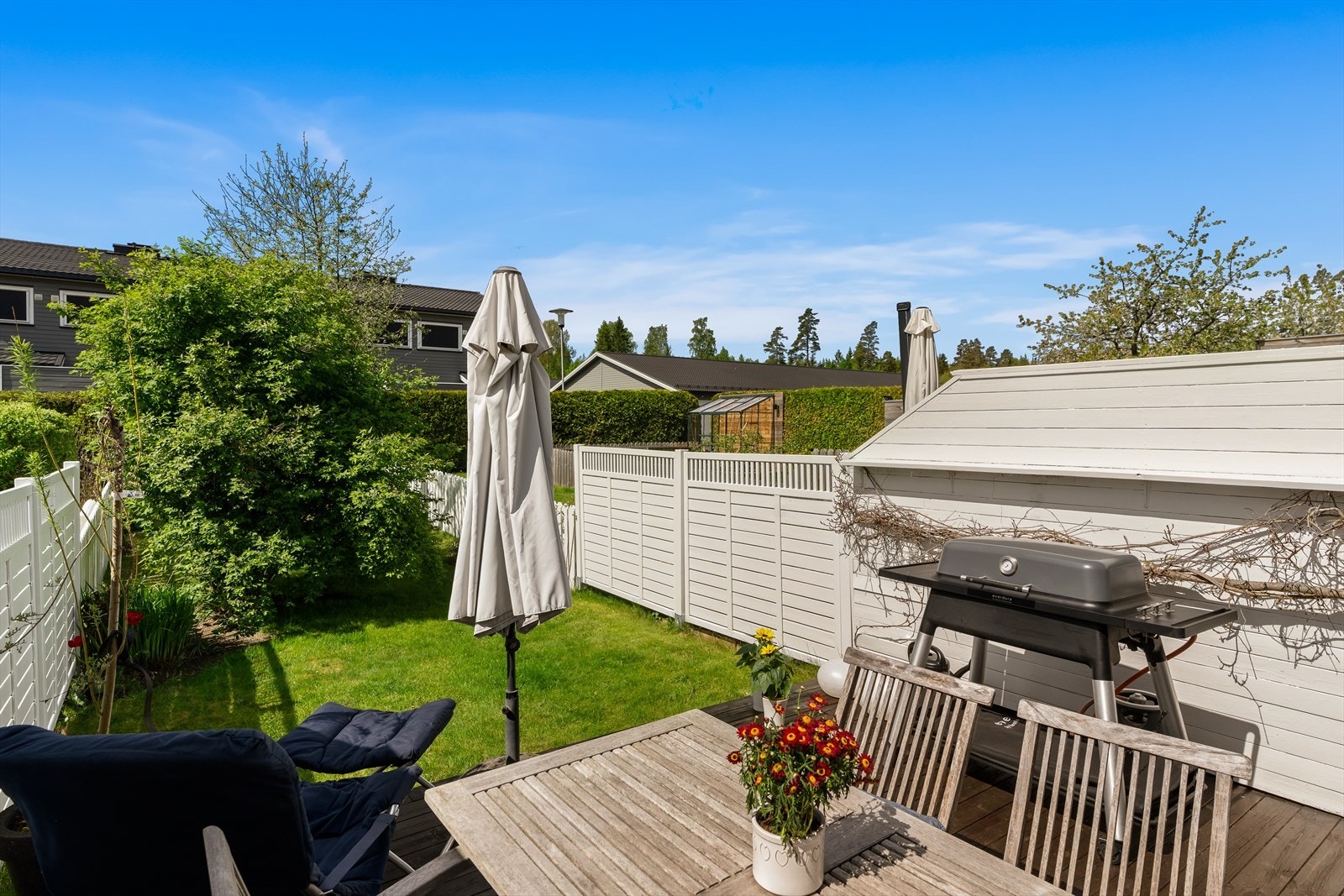 Solrik og vestvendt terrasse/hage Galleribilde