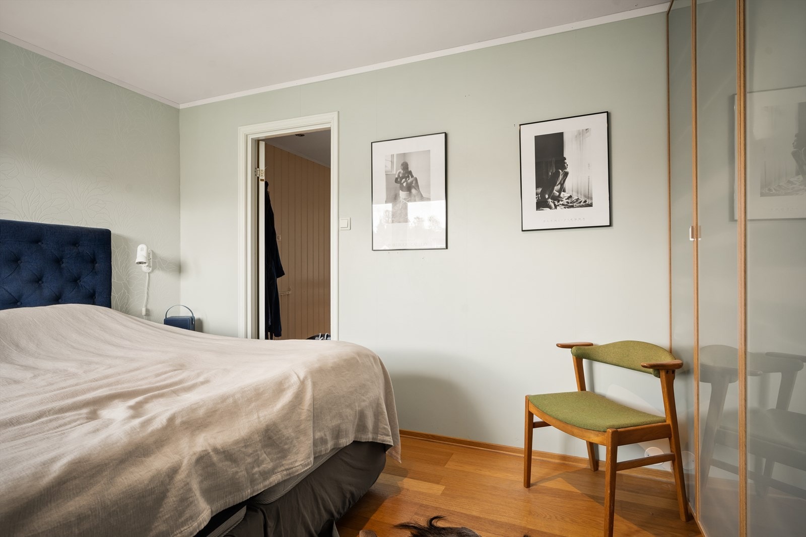 Hovedsoverom med stor garderobe Galleribilde