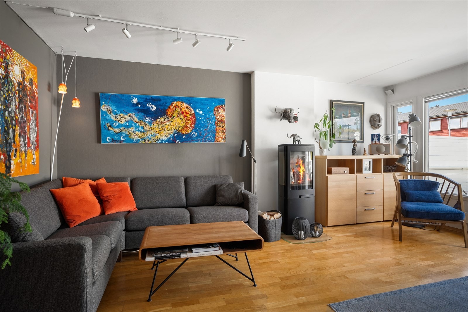 Stue/spisestue med nyere peisovn Galleribilde