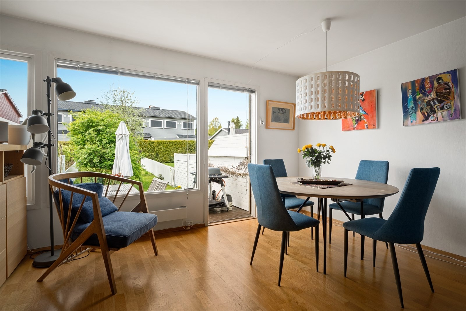 Stue/spisestue med utgang til terrasse og hage Galleribilde