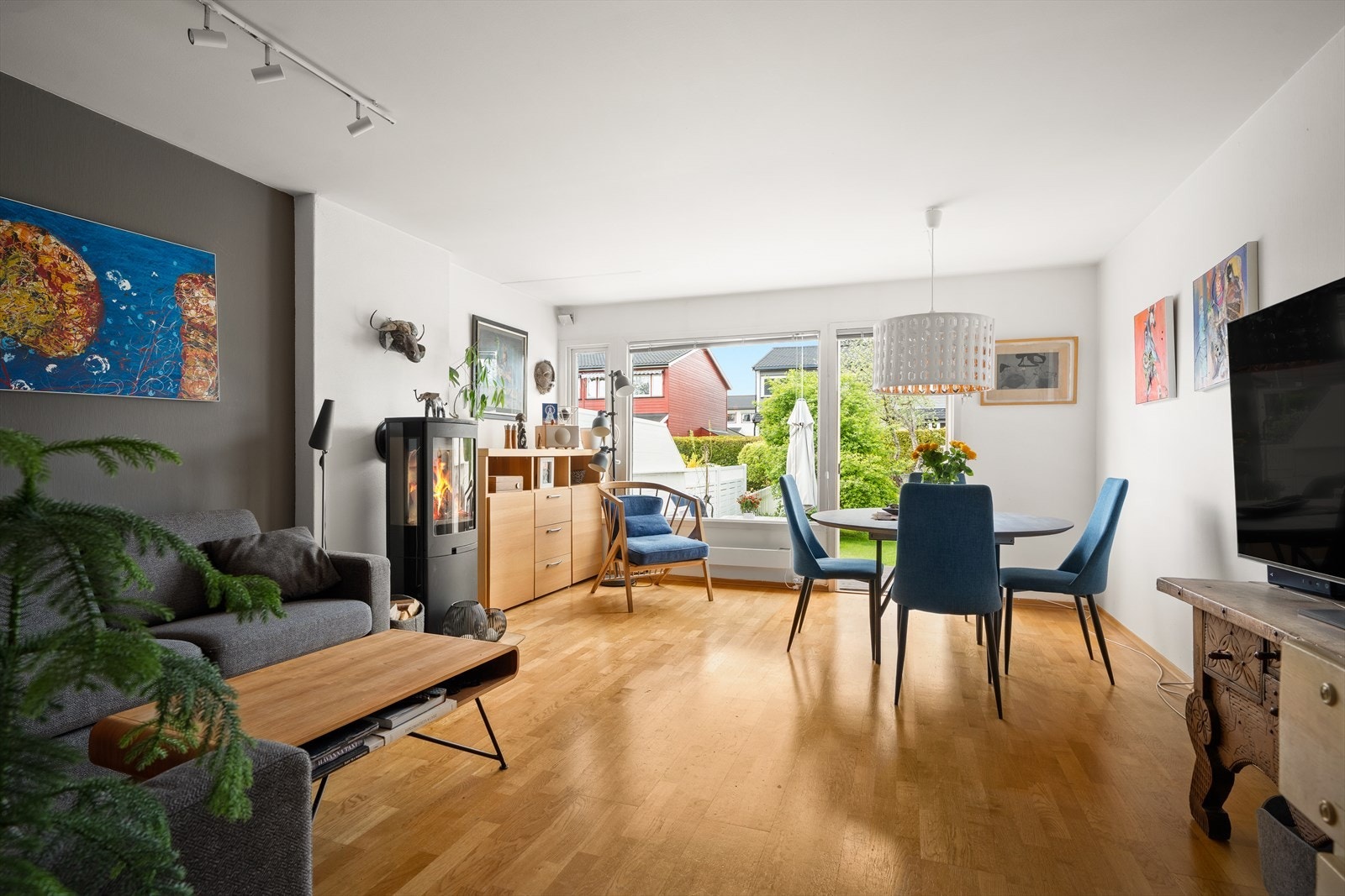 Stue/spisestue med nyere peisovn Galleribilde