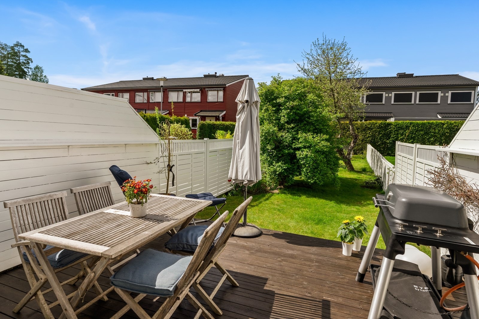 Solrik og vestvendt terrasse/hage Galleribilde