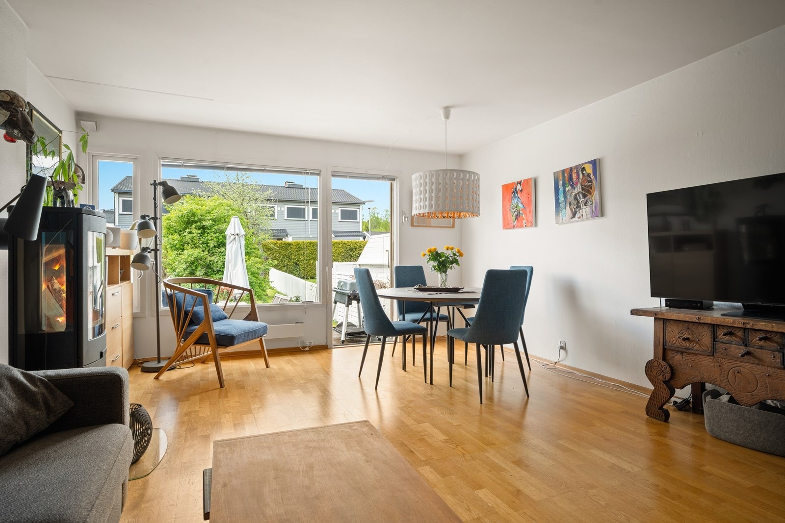 Stue/spisestue med nyere peisovn Galleribilde