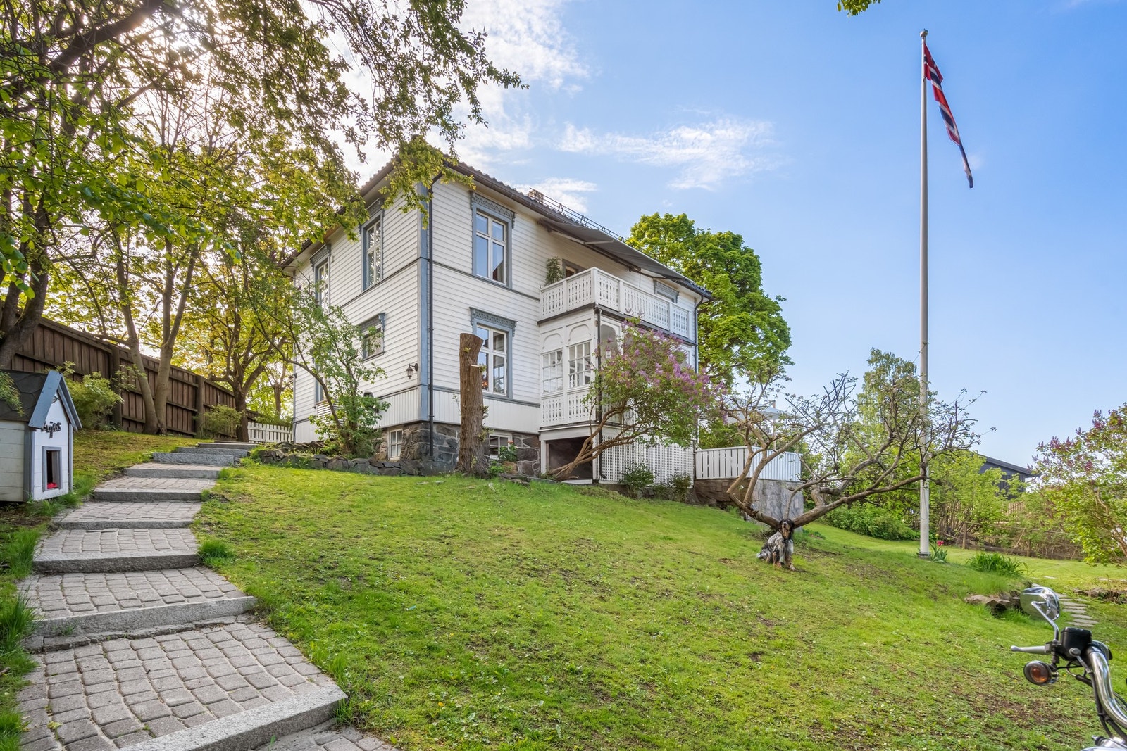 Hage og fasade Galleribilde