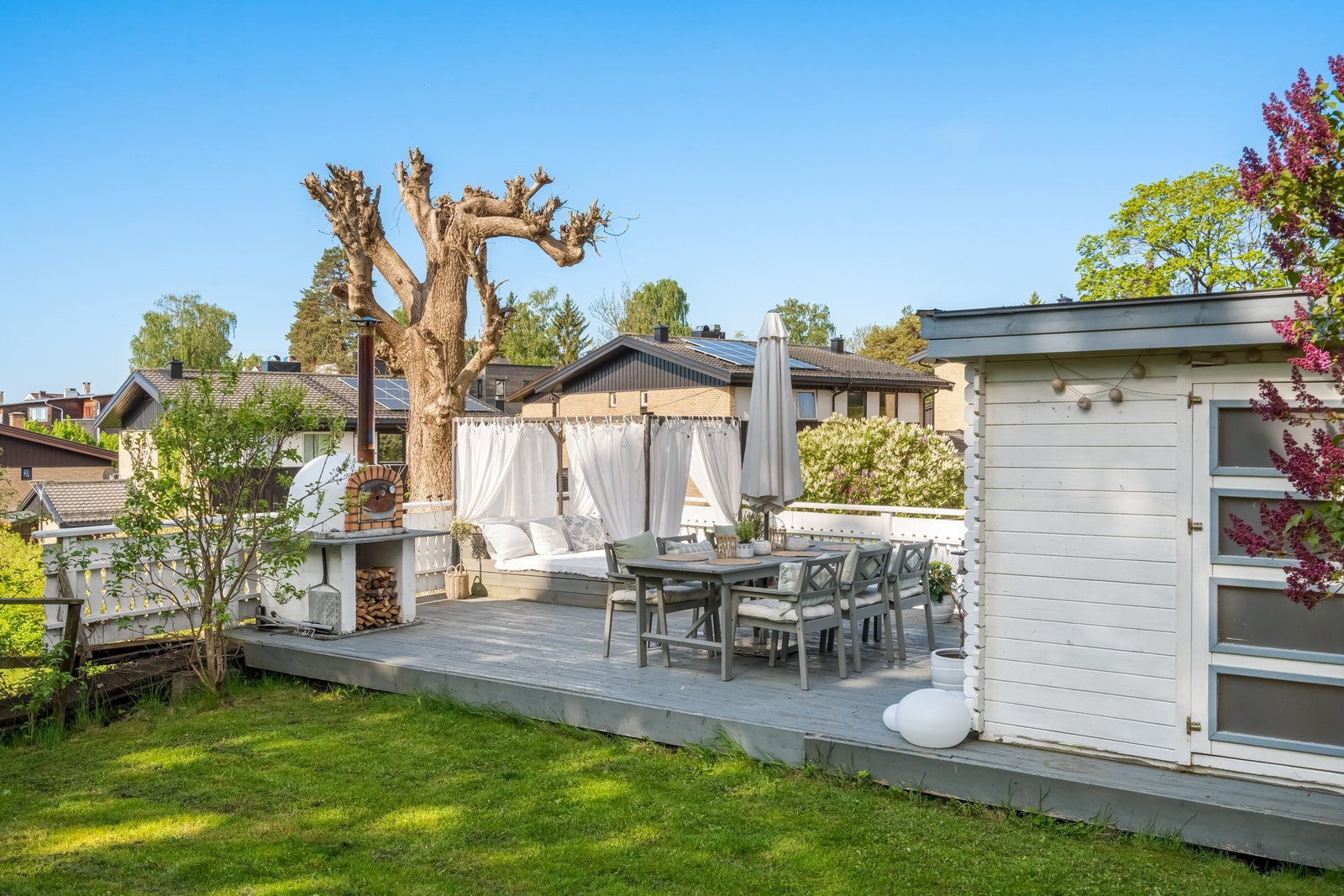 Terrasse i hagen.
Den er målt til 46 kvm. Galleribilde
