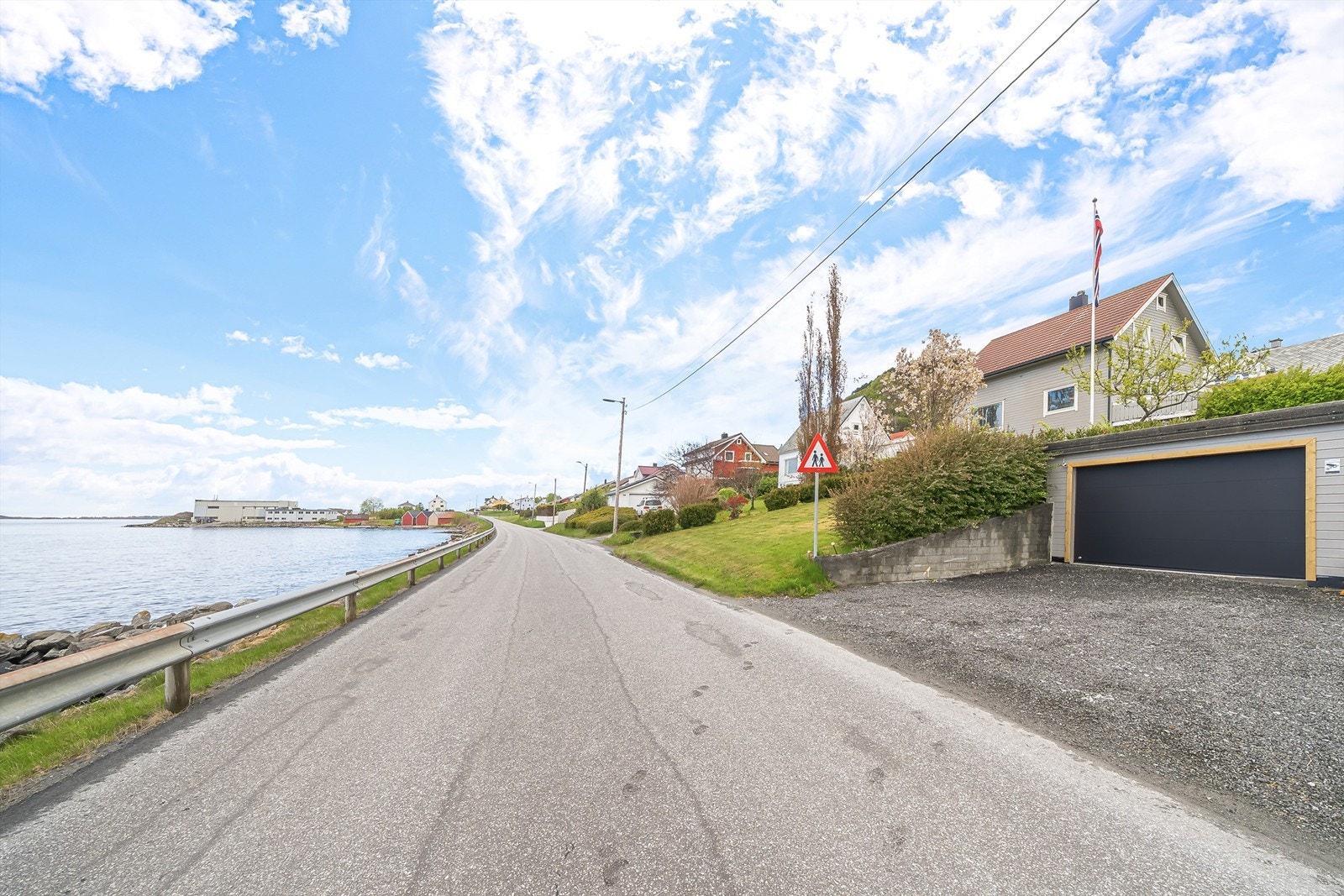 Garasje ved veien med nyere port. Galleribilde