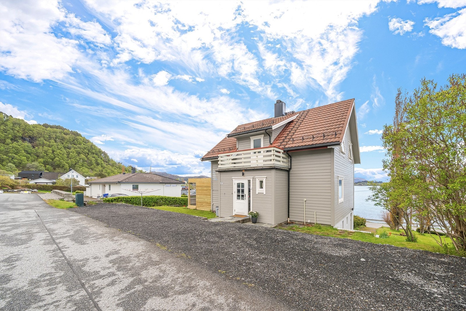 Enebolig på flott utsiktstomt på Skeide. Galleribilde