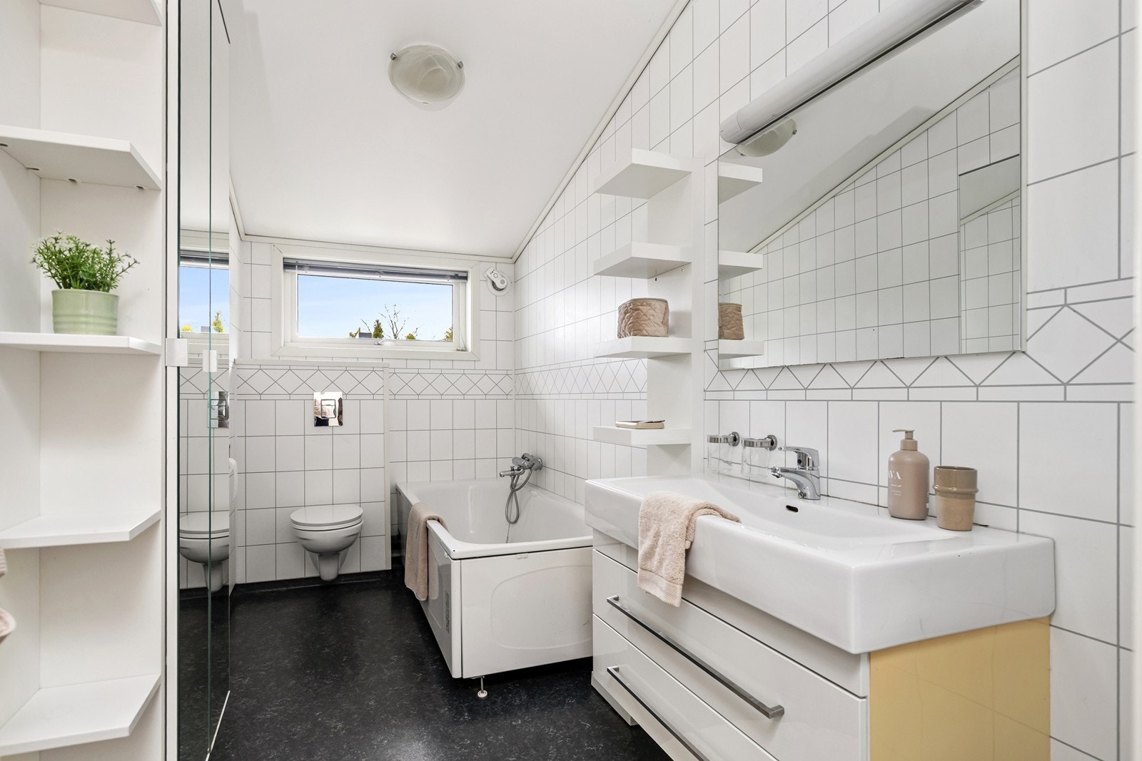 Bad med badekar og varmekabler i gulvet. Galleribilde
