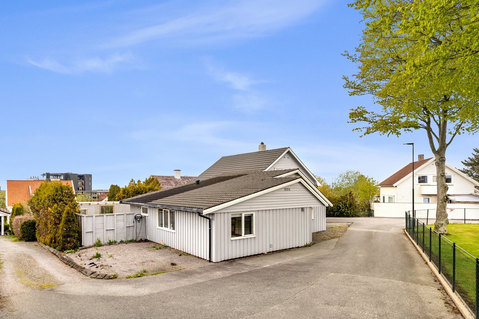 Parkeringsplass på baksiden av boligen hvor selger har hatt bobil stående. Galleribilde