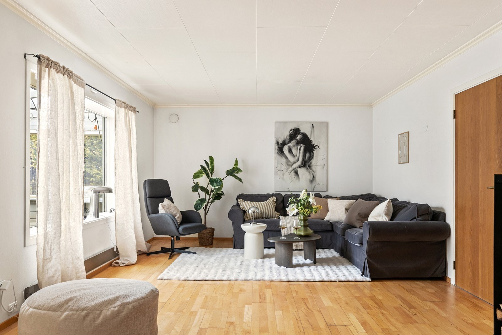 Tilkomst til kontor/soverom og gjestetoalett fra stuen. Galleribilde