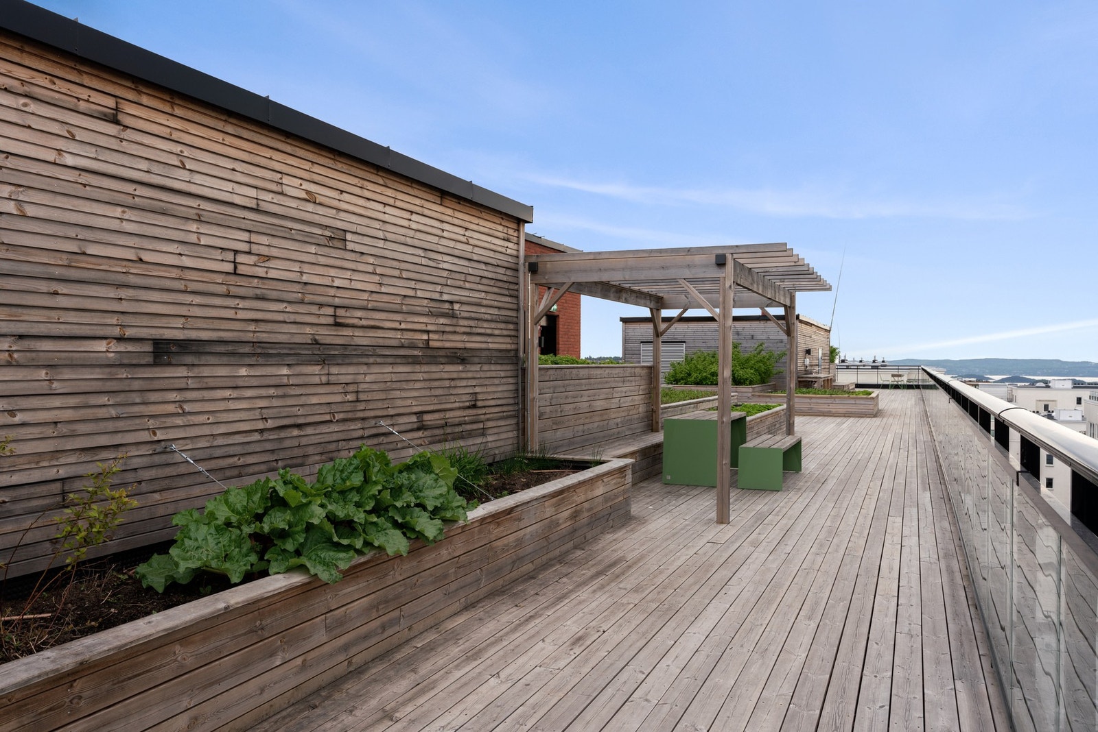 Takterrassen byr på sittegrupper, pergola, utsikt og masse sol! Galleribilde