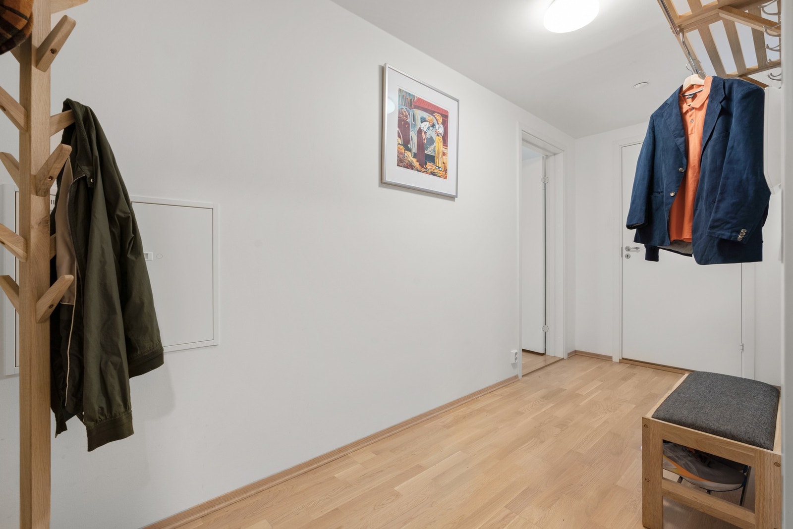 Her er det gode muligheter for garderobeløsning og praktisk oppbevaring av yttertøy og sko. Galleribilde