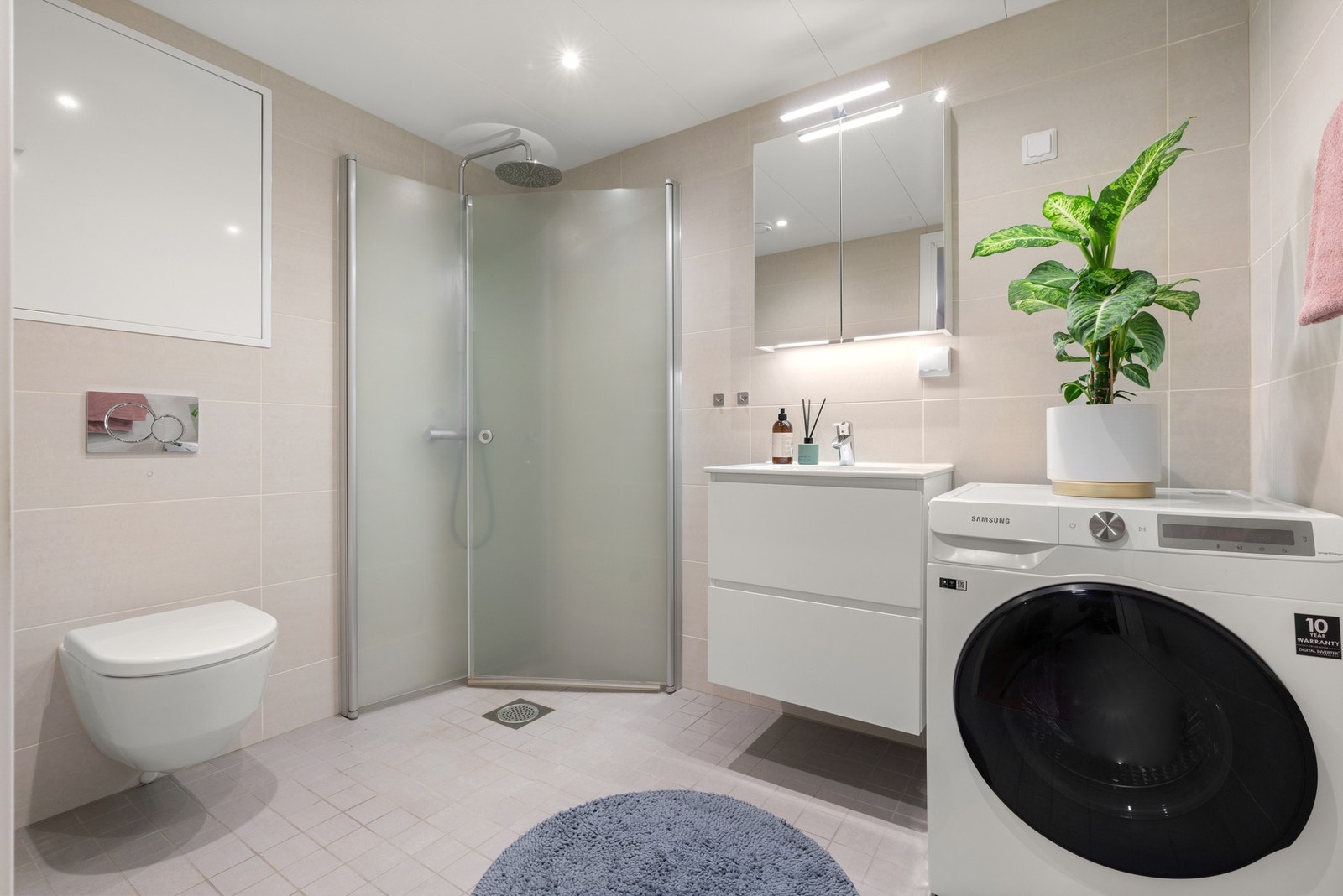 Badet ligger praktisk til fra entréen og fremstår delikat med gulvvarme og downlights i himling. Galleribilde