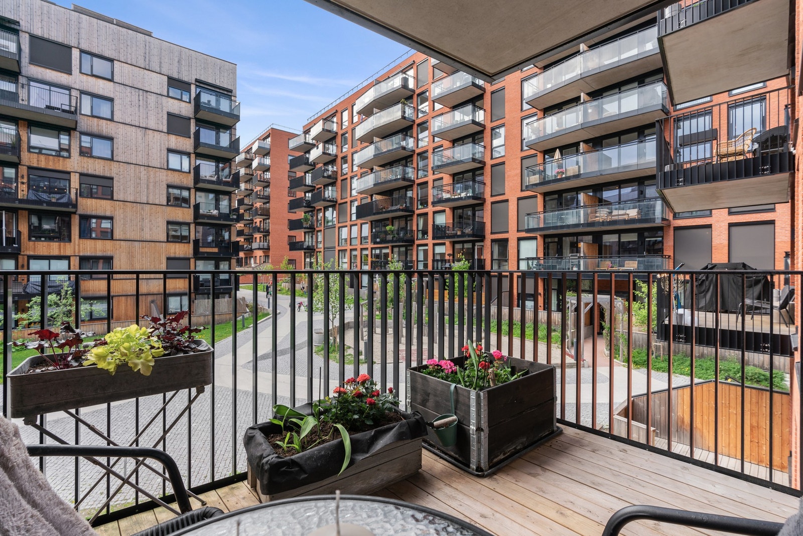 Balkongen er på 6 kvm har plass til utemøbler og grill. Galleribilde