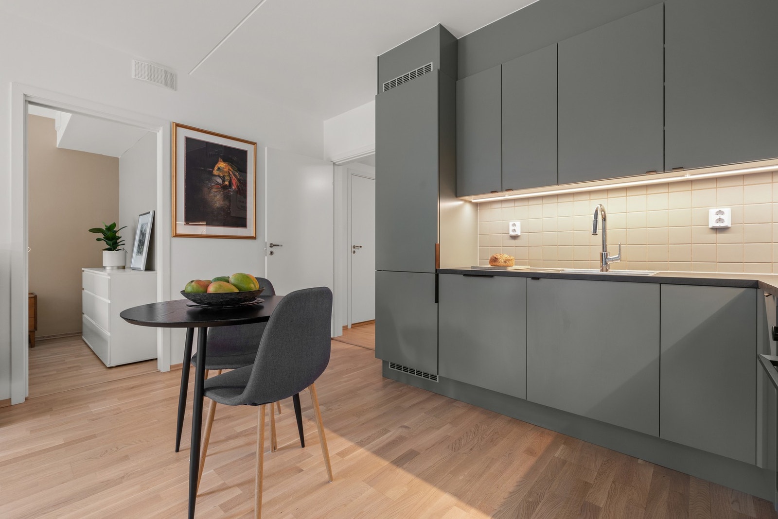 Leiligheten har balansert ventilasjon og sentralfyring via vannbåren varme. Galleribilde