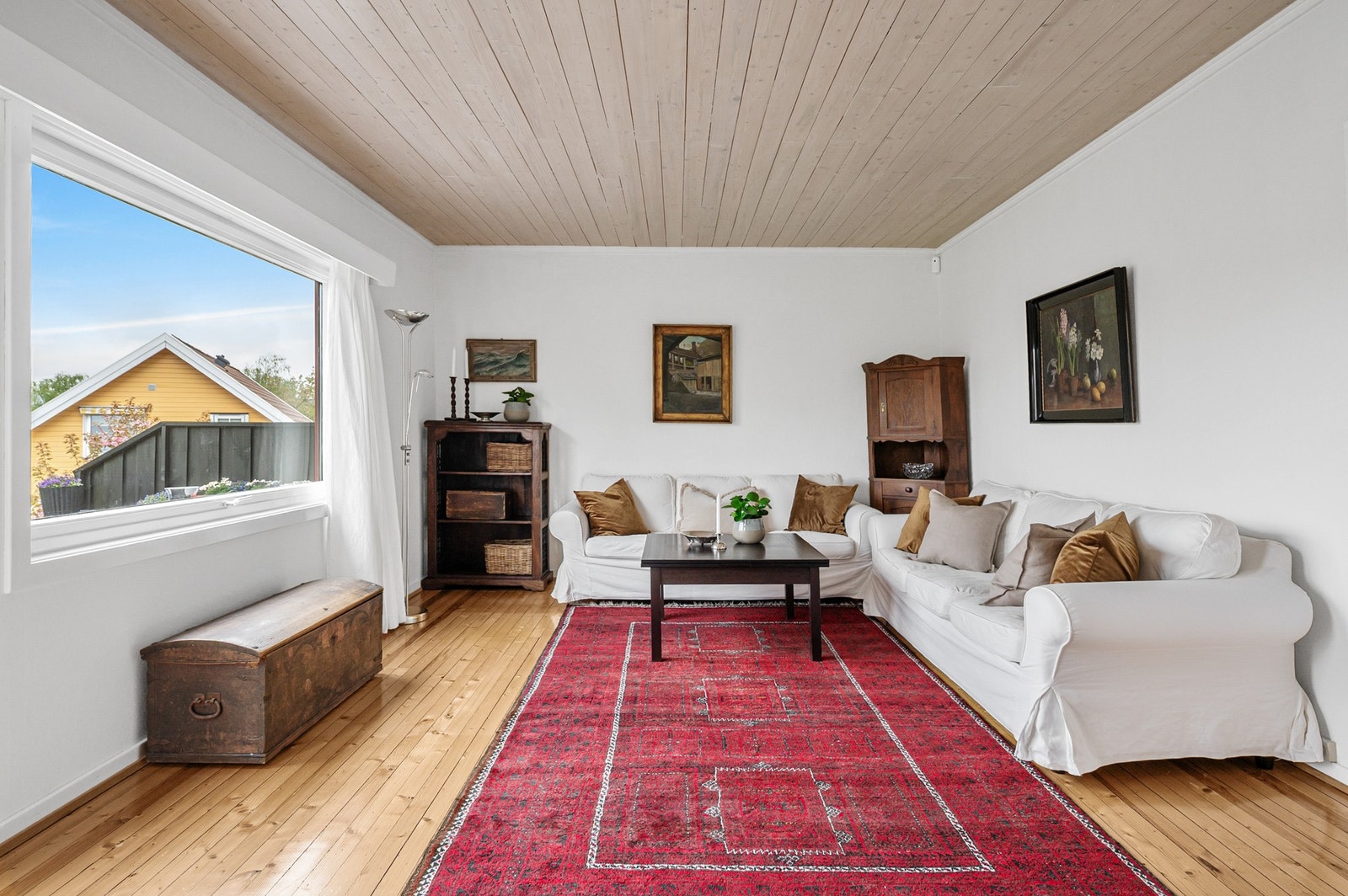 Lys og romslig stue med mye naturlig lysinnnslipp. Galleribilde