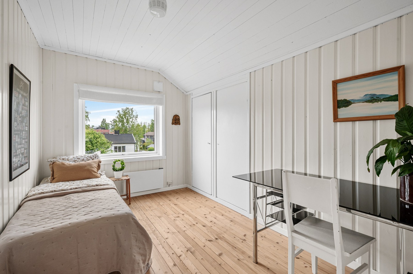 Soverom 3 i 2. etasje. Rommet har adkomst til et kott og et rom innredet som kontor. Galleribilde