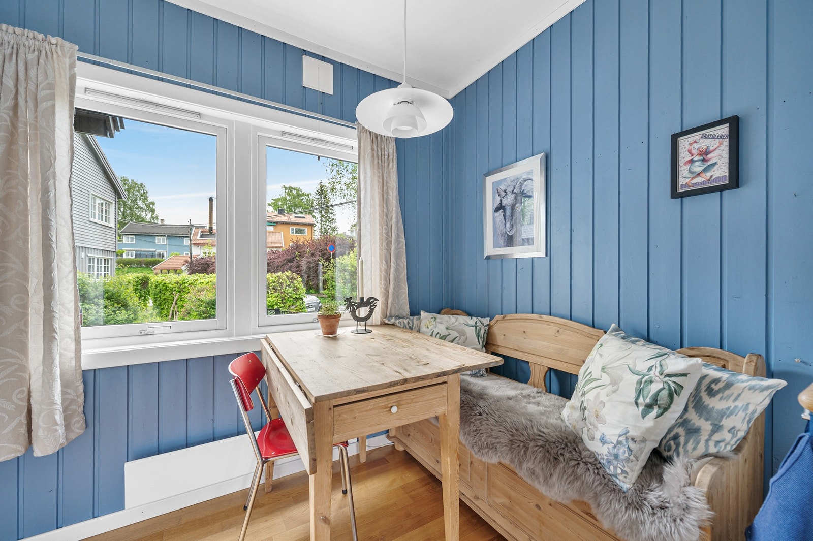 Hyggelig spiseplass på kjøkkenet. Galleribilde